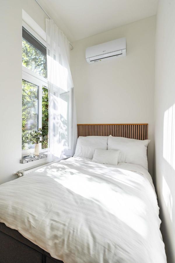 Modern Apartment French Balkony Budapest Exterior photo