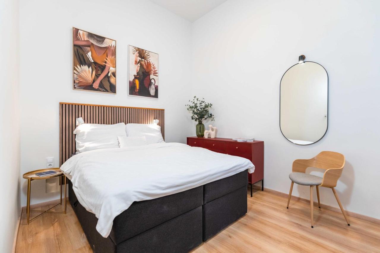 Modern Apartment French Balkony Budapest Exterior photo
